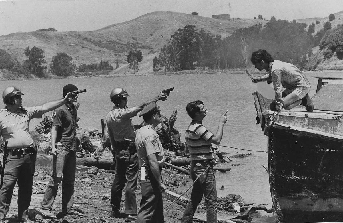 警长们试图阻止船屋主人拉塞尔·格里沙姆剪断他船屋上的绳索。照片拍摄于1971年6月7日
