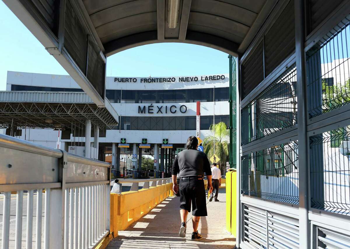 Pedestrians cross the Gateway to the Americas International Bridge into Nuevo Laredo, Mexico, Wednesday, August 25, 2016. A spate of violence has erupted throughout section of Nuevo Laredo as drug cartels fight for control. The Tamaulipas State Police and the Mexican Army are collaborating and patrol the city's streets in an attempt to bring calm to the area.