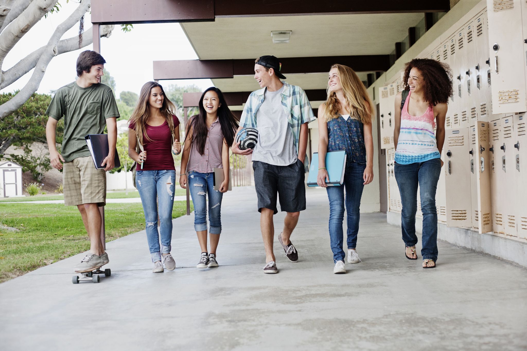 Les adolescents. Друзья в школе. Друзья Америки. Walking с друзьями. Friends' School школа.