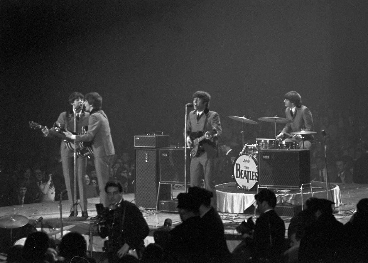 The beatles and jane asher 1963. Битлз концерт. Группа битлз на сцене. The beatles концерт. Группа битлз на сцене.