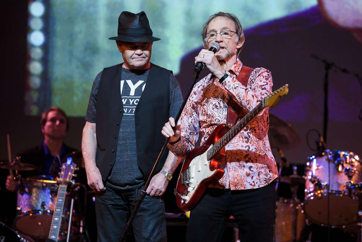 NEW YORK, NY - JUNE 01: Mickey Dolenz (L) and Peter Tork of The Monkees perform live on stage at Town Hall on June 1, 2016 in New York City. (Photo by Matthew Eisman/Getty Images)