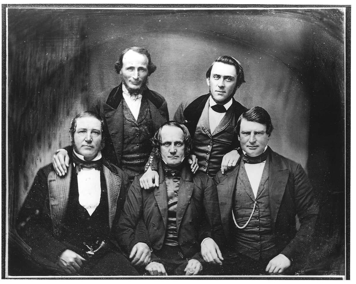 淘金热2/B/15JUN98/SC/HO——早期的旧金山开拓者:塞缪尔·布兰南(右上)，前排，从左到右，雅各布·p·莱瑟，托马斯·o·拉金和W.D.M.霍华德。照片来自原始银版照相法，大约1850年。图片由加州历史学会提供，fn-10746