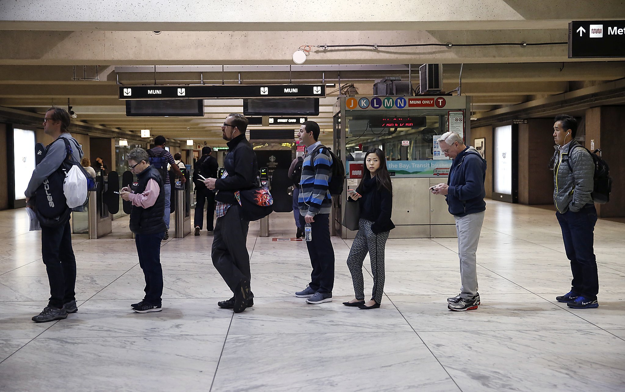 embarcadero clipper station hours