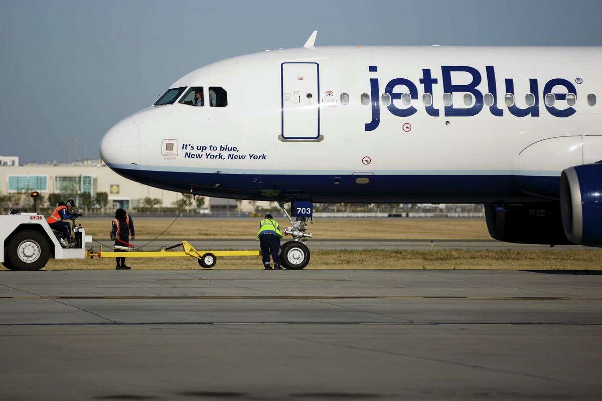 Ground operations crews ready a JetBlue Airways Corp. Airbus Group SE A320 aircraft on the tarmac at Long Beach Airport (LGB) in Long Beach, California, U.S., on Monday, April 25, 2016. JetBlue Airways Corp. is scheduled to release earnings figures on April 26. Photographer: Patrick T. Fallon/Bloomberg