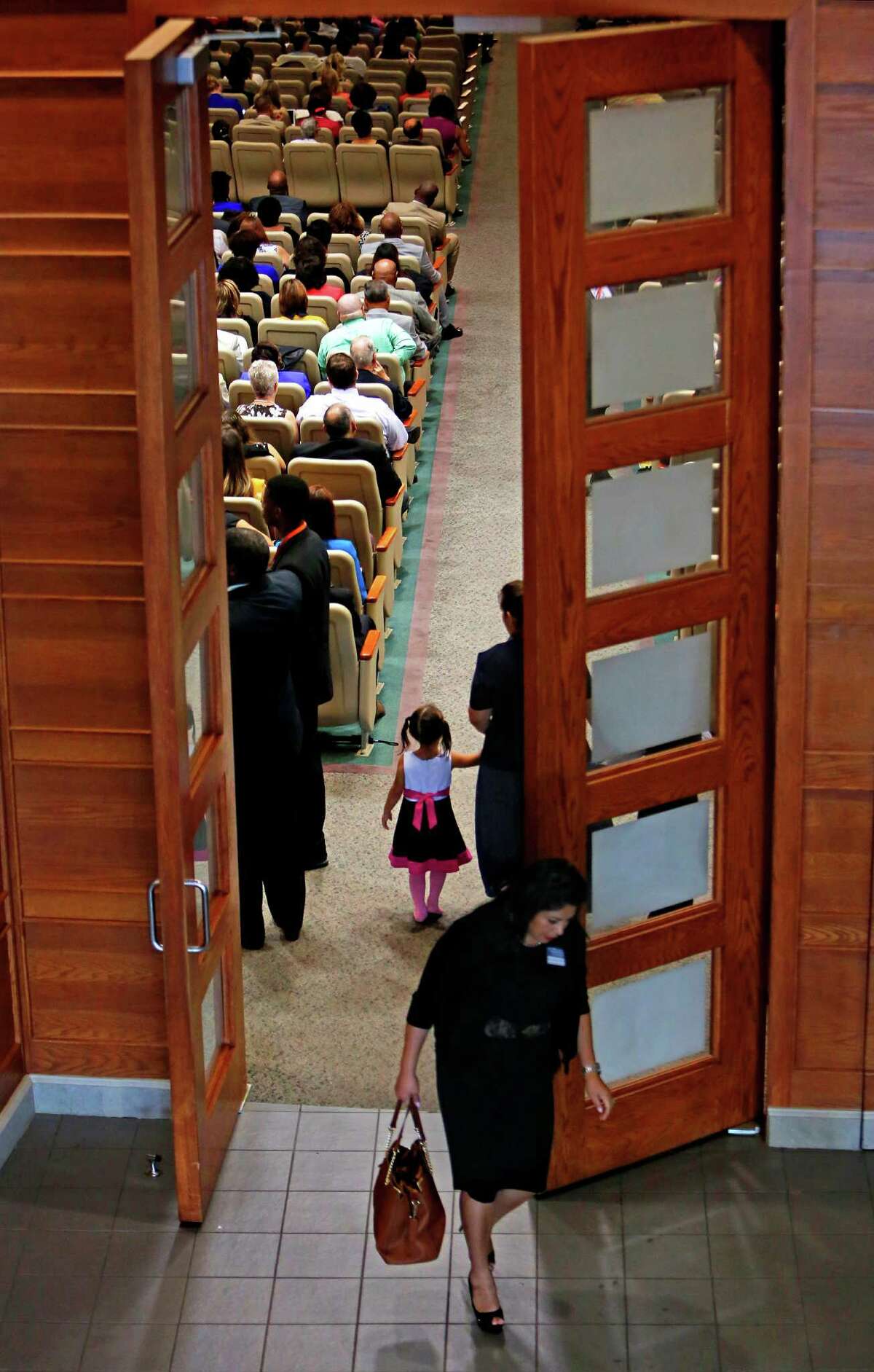 Jehovah's Witnesses gathering draws thousands to Rosenberg