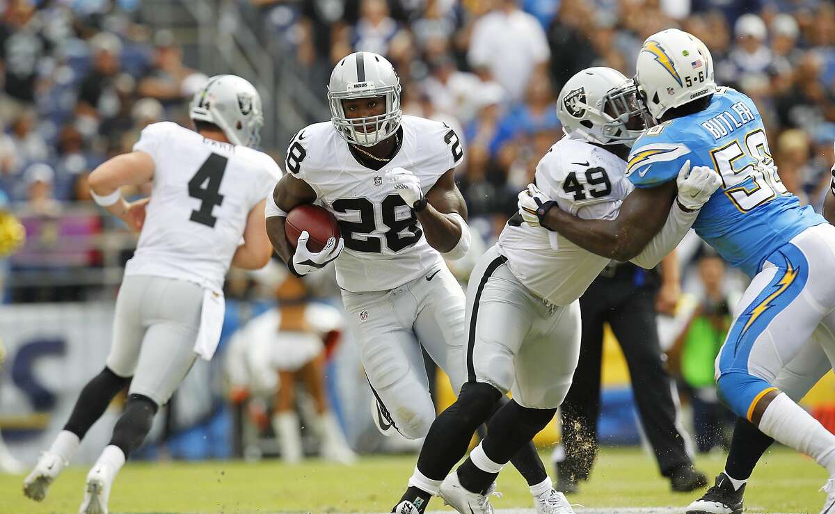 Oakland Raiders' Latavius Murray runs the ball against the San Diego Chargers during the first quarter on Sunday, Oct. 25, 2015, at Qualcomm Stadium in San Diego. (K.C. Alfred/San Diego Union-Tribune/TNS)