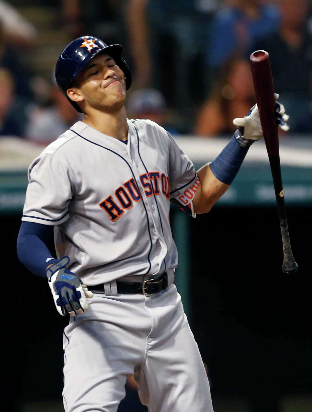 Astros' Carlos Correa out with shoulder inflammation