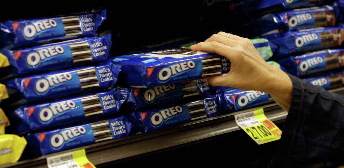 Mondelez International says it plans to sell Oreo-branded chocolate bars made with the company's Milka chocolate. The new bars will be made in Europe.﻿