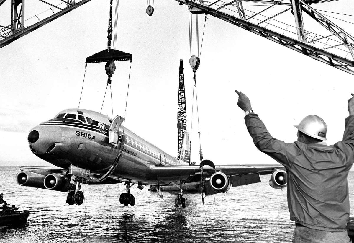 Job boss Bob Korst works on Nov. 22, 1968 to get this Japan Air Lines plane out of the San Francisco Bay. The plane landed in the Bay near Coyote Point. There were no casualties.Job boss Bob Korst works on Nov. 22, 1968 to get this Japan Air Lines plane out of the San Francisco Bay. The plane landed in the Bay near Coyote Point. There were no casualties.