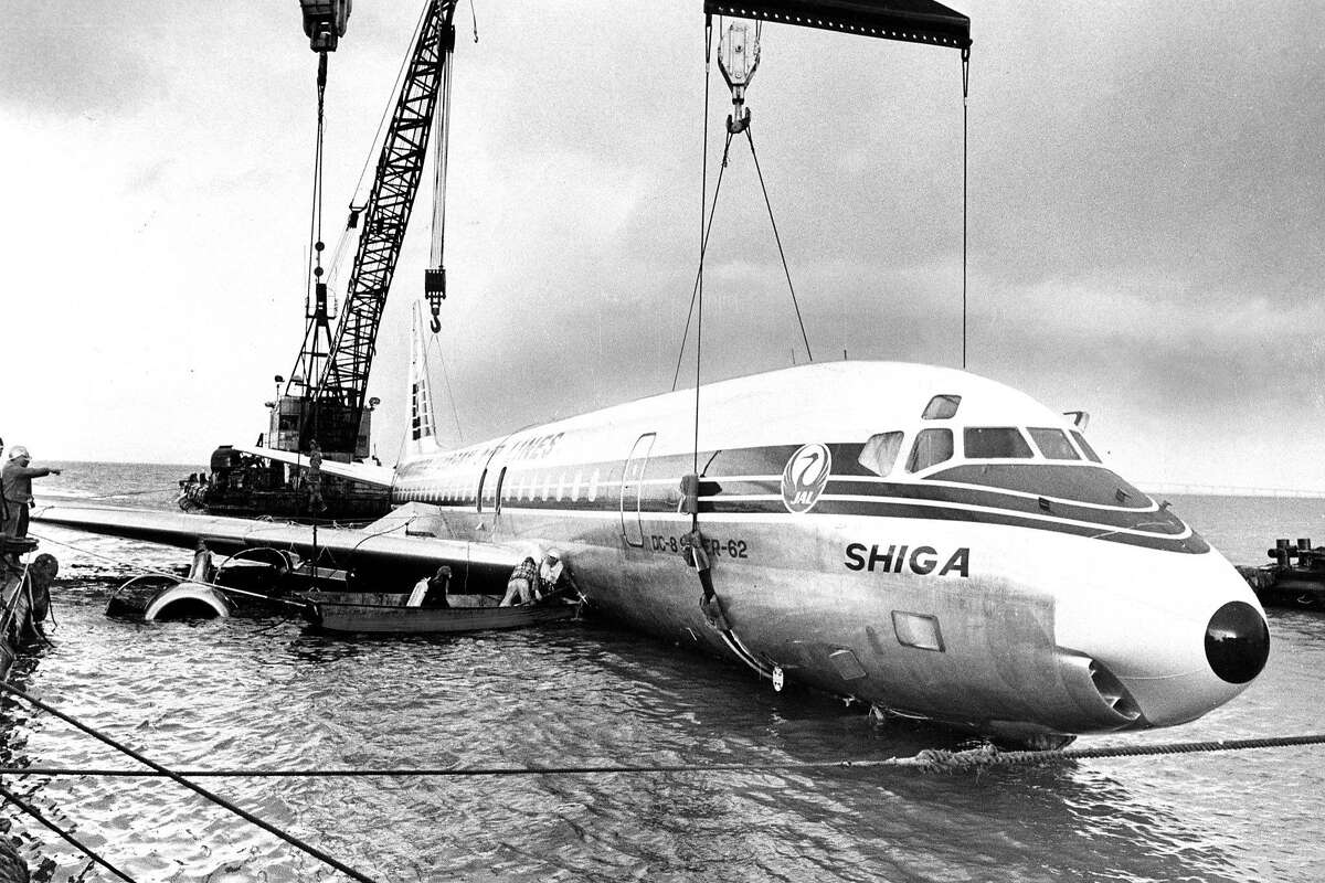 一架降落在郊狼角附近海湾的日本航空公司航班被打捞出水面。照片拍摄于1968年11月22日。一架降落在郊狼角附近海湾的日本航空公司航班被打捞出水面。照片拍摄于1968年11月22日。