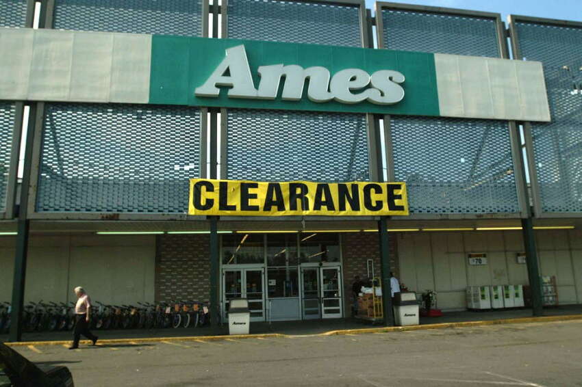Grands magasins Ames. La chaîne a fermé des magasins à l'échelle nationale en 2002, ce qui a coûté plus de 750 emplois à la région de la capitale et laissé certaines communautés sans leur principale source d'articles divers quotidiens.