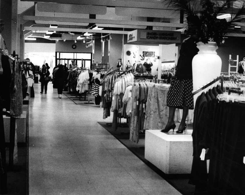Carl Co., divers endroits. Le grand magasin de State Street à Schenectady a fermé ses portes en 1991 après avoir célébré son 100e anniversaire.