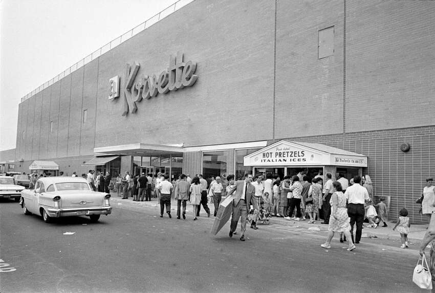 E.J. Korvette. Un grand magasin d'escompte populaire dans les années 1950. Il y en avait un au Northway Mall à Colonie. Les photos montrent E.J. Korvette à New York, NY.