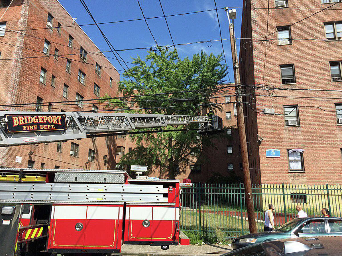 Fire hits Bridgeport apartment building