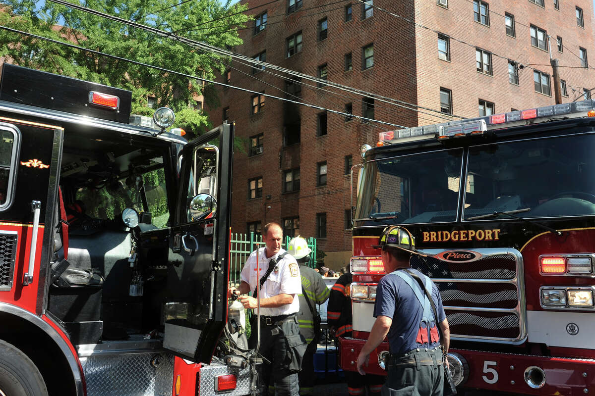 Fire hits Bridgeport apartment building