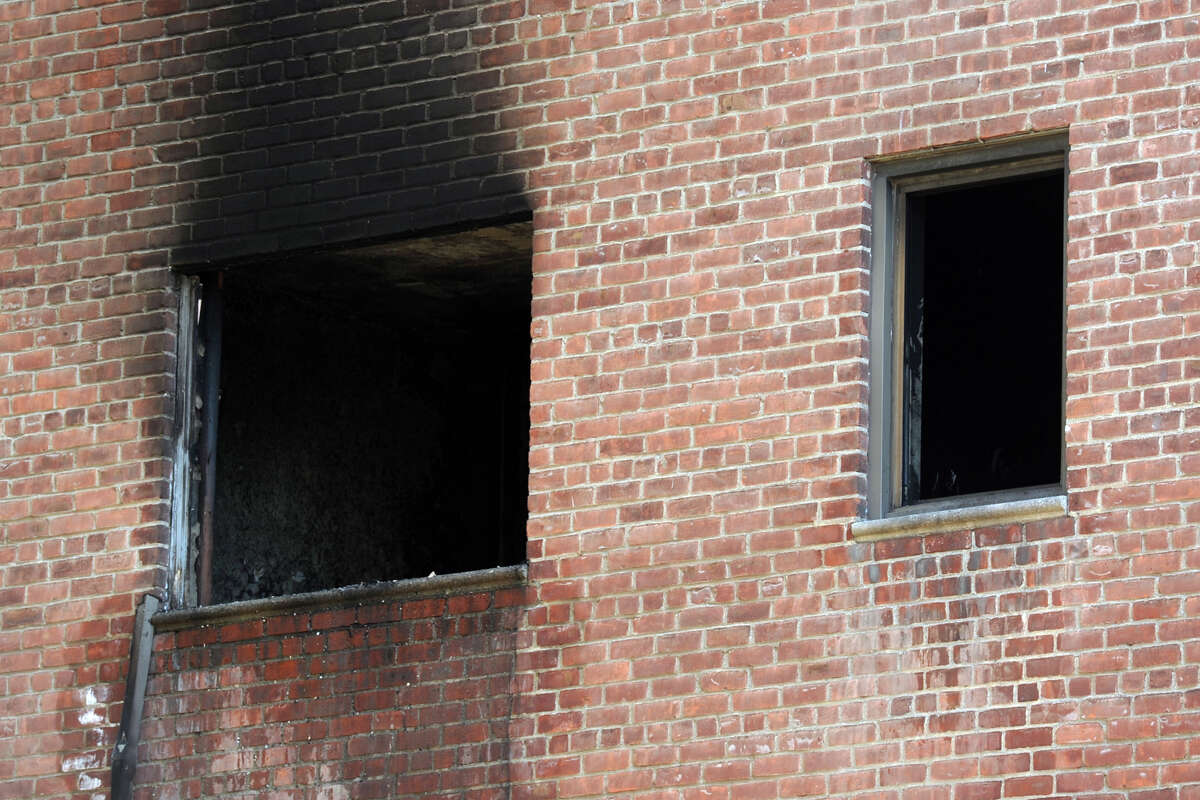 Fire hits Bridgeport apartment building