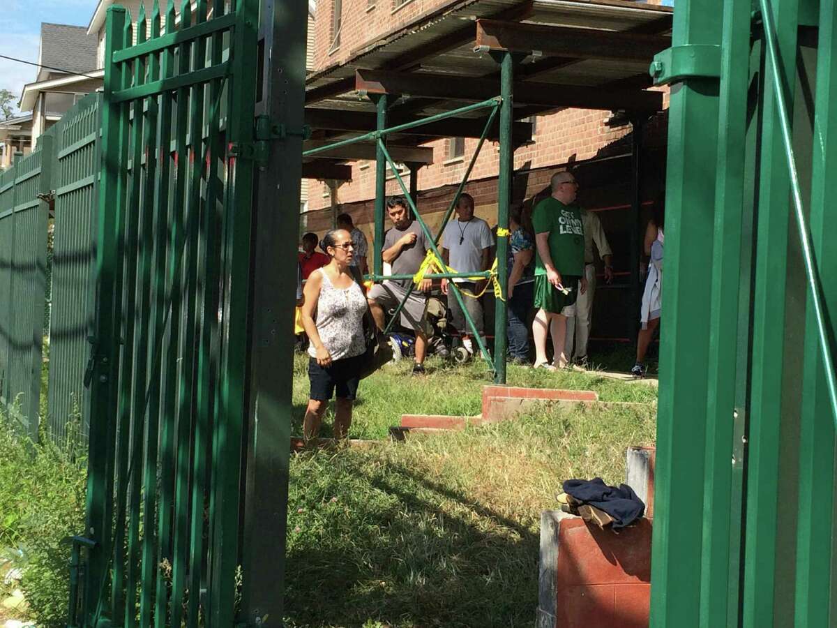 Fire hits Bridgeport apartment building