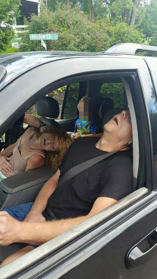 Ohio police post photo of passed-out parents with child in backseat ...