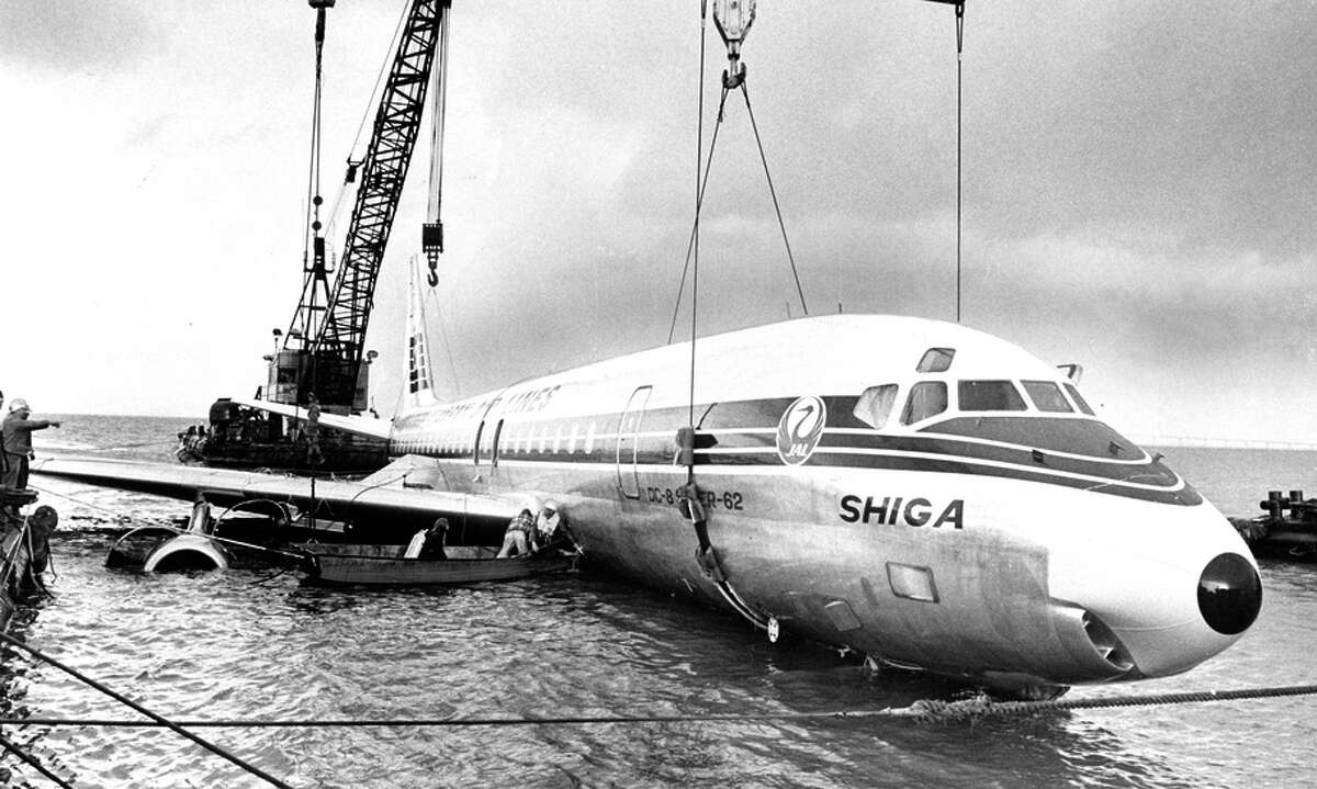 A Japan Air Lines flight is hoisted out of the water after it landed in San Francisco Bay near Coyote Point on Nov. 22, 1968.