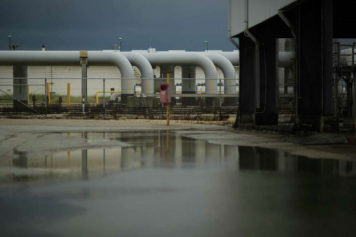 Crude oil pipelines stand at the U.S. Department of Energy's Bryan Mound Strategic Petroleum Reserve in Freeport, Texas, U.S., on Thursday, June 9, 2016. Congress has mandated that the department sell as much as 18 percent of the Strategic Petroleum Reserve, the world's largest supply of emergency crude oil, from 2018 through 2025 to offset some unrelated government expenses. Photographer: Luke Sharrett/Bloomberg