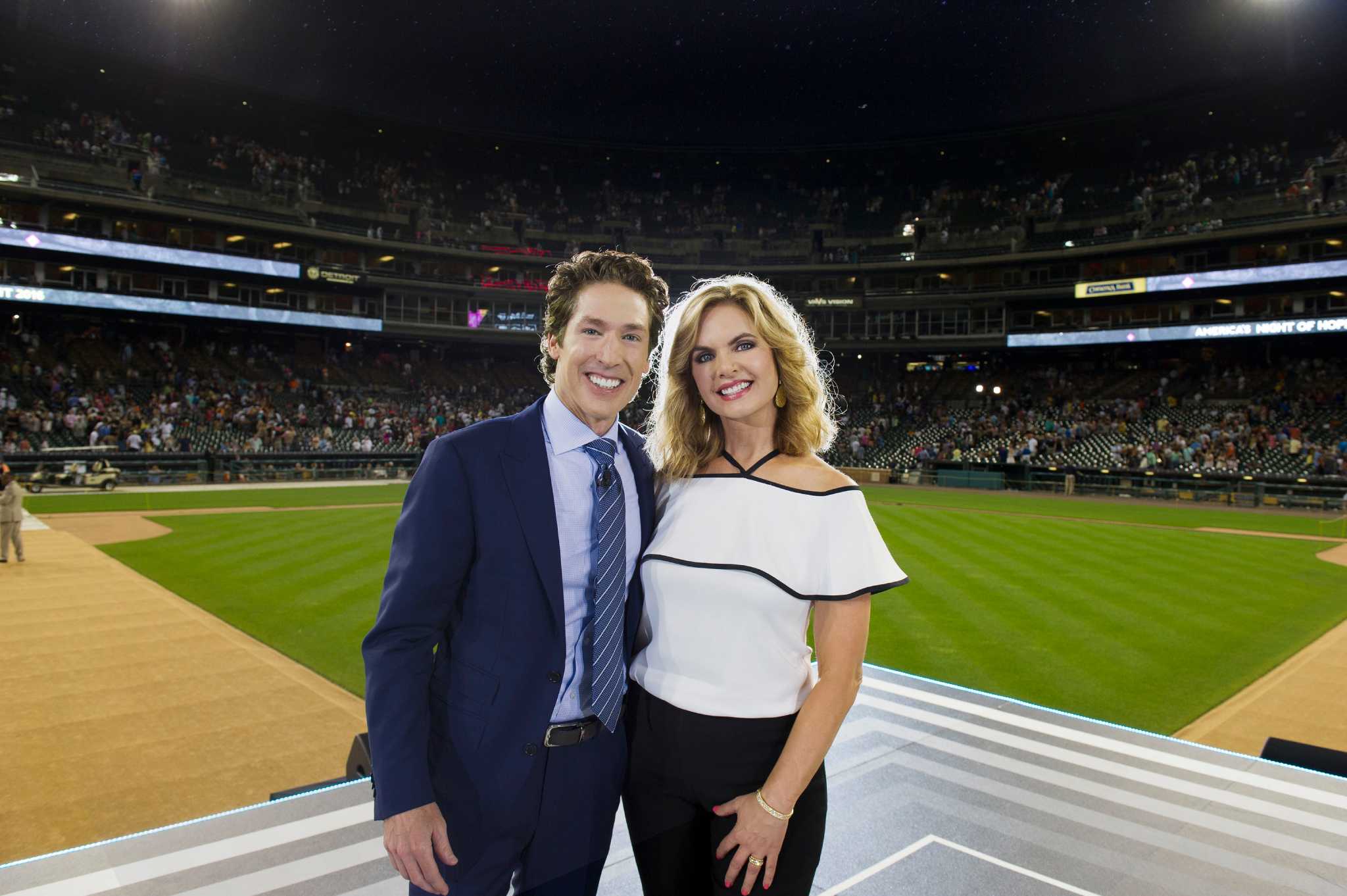 Lakewood megachurch pastor Joel Osteen takes huge stage