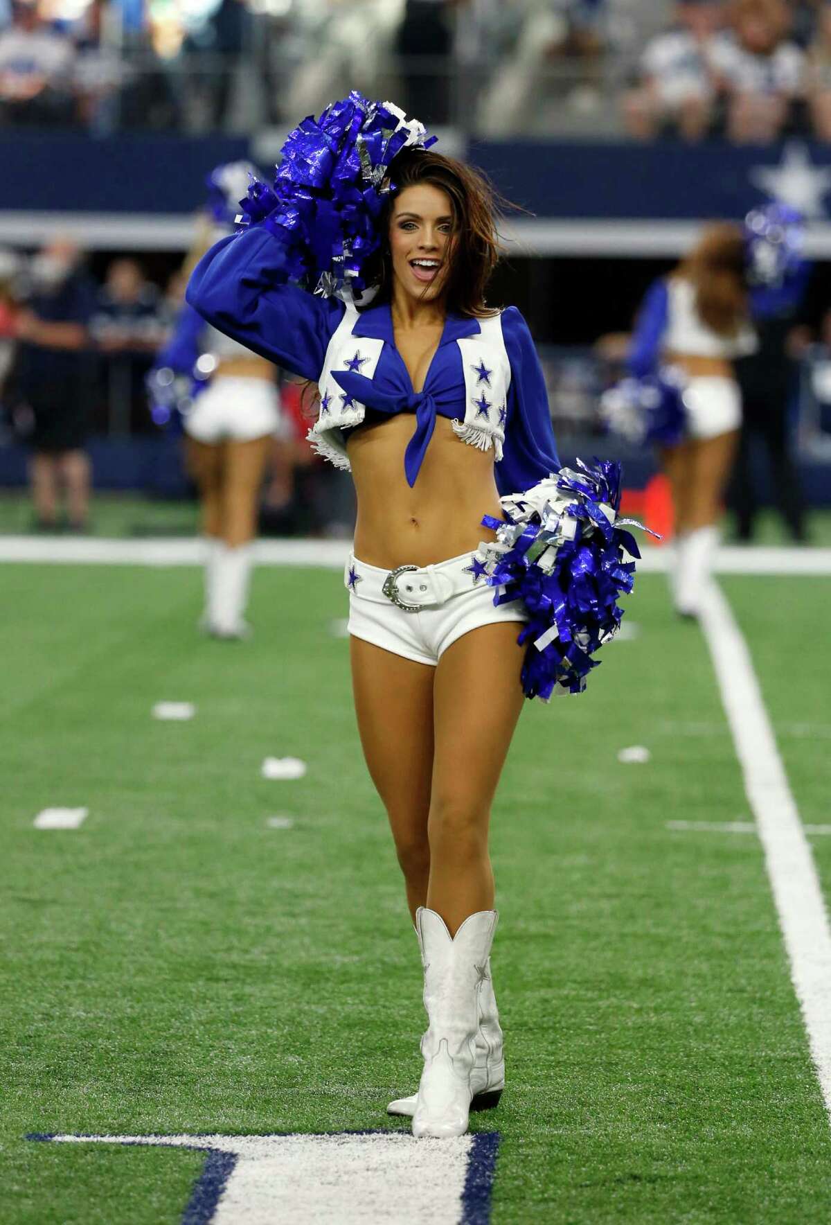 PHOTOS: Cheerleaders, Week 16 vs. Giants