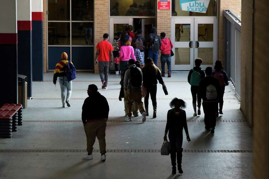 Students of Kashmere High School walk the school as they exchange classrooms, Friday, March 6, 2015, in Houston. ( Marie D. De Jesus / Houston Chronicle ) Photo: Marie D. De Jesus, Staff / © 2015 Houston Chronicle
