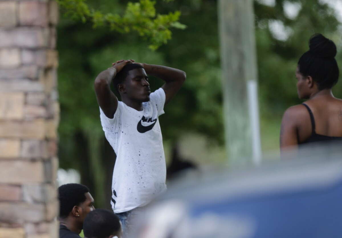 Driveby shooting leaves woman dead in E. Houston apartment