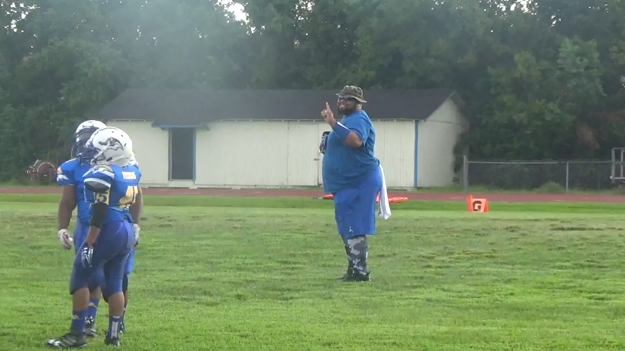 Beaumont youth football coach shows off dance moves on sideline