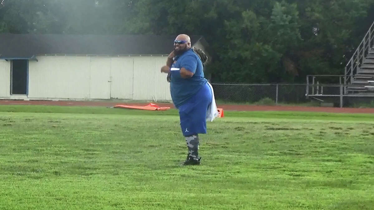 Beaumont youth football coach shows off dance moves on sideline