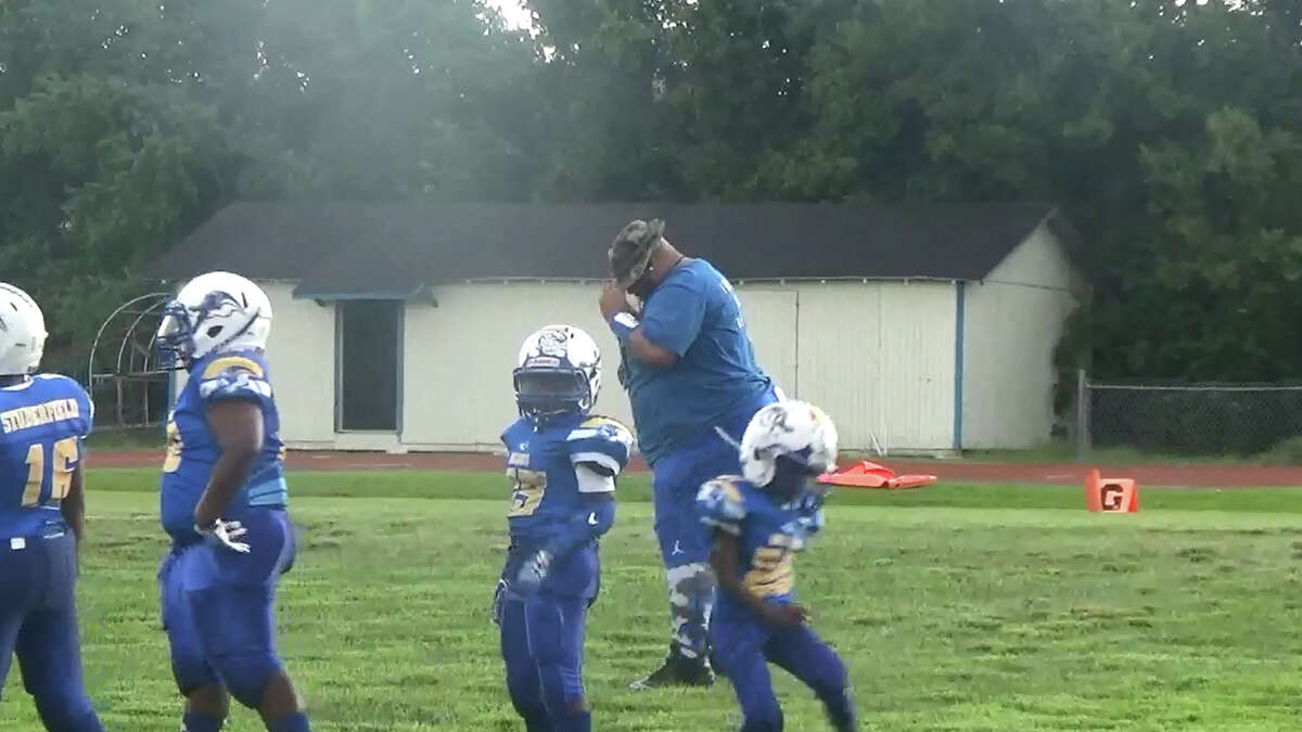 Beaumont youth football coach shows off dance moves on sideline