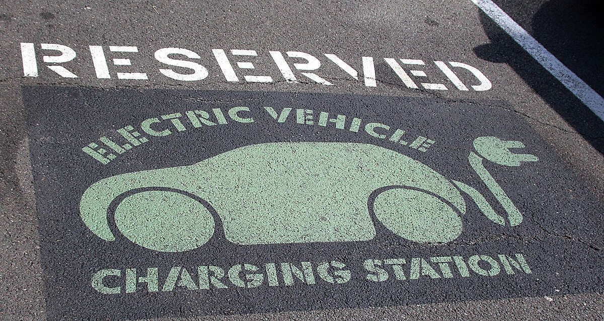 Despite gains, slow progress for electric cars