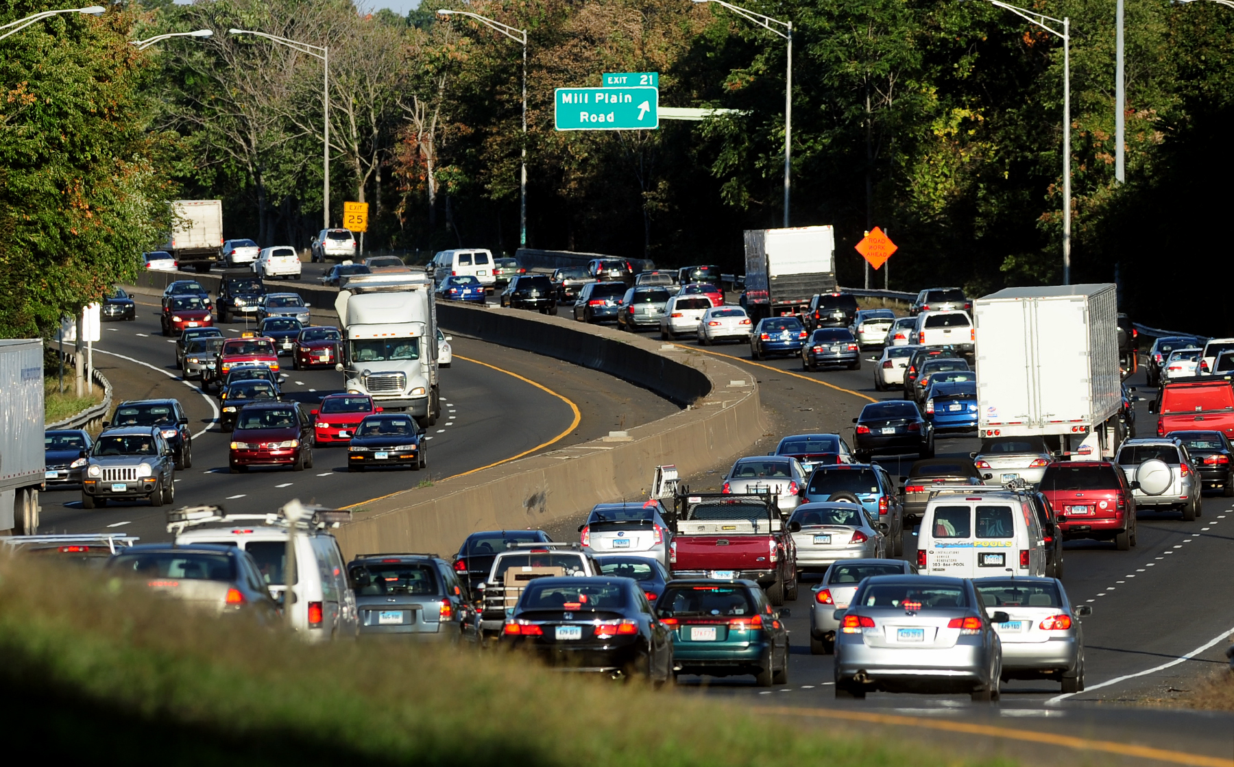 Morning crash closes lane on I-95 in Greenwich