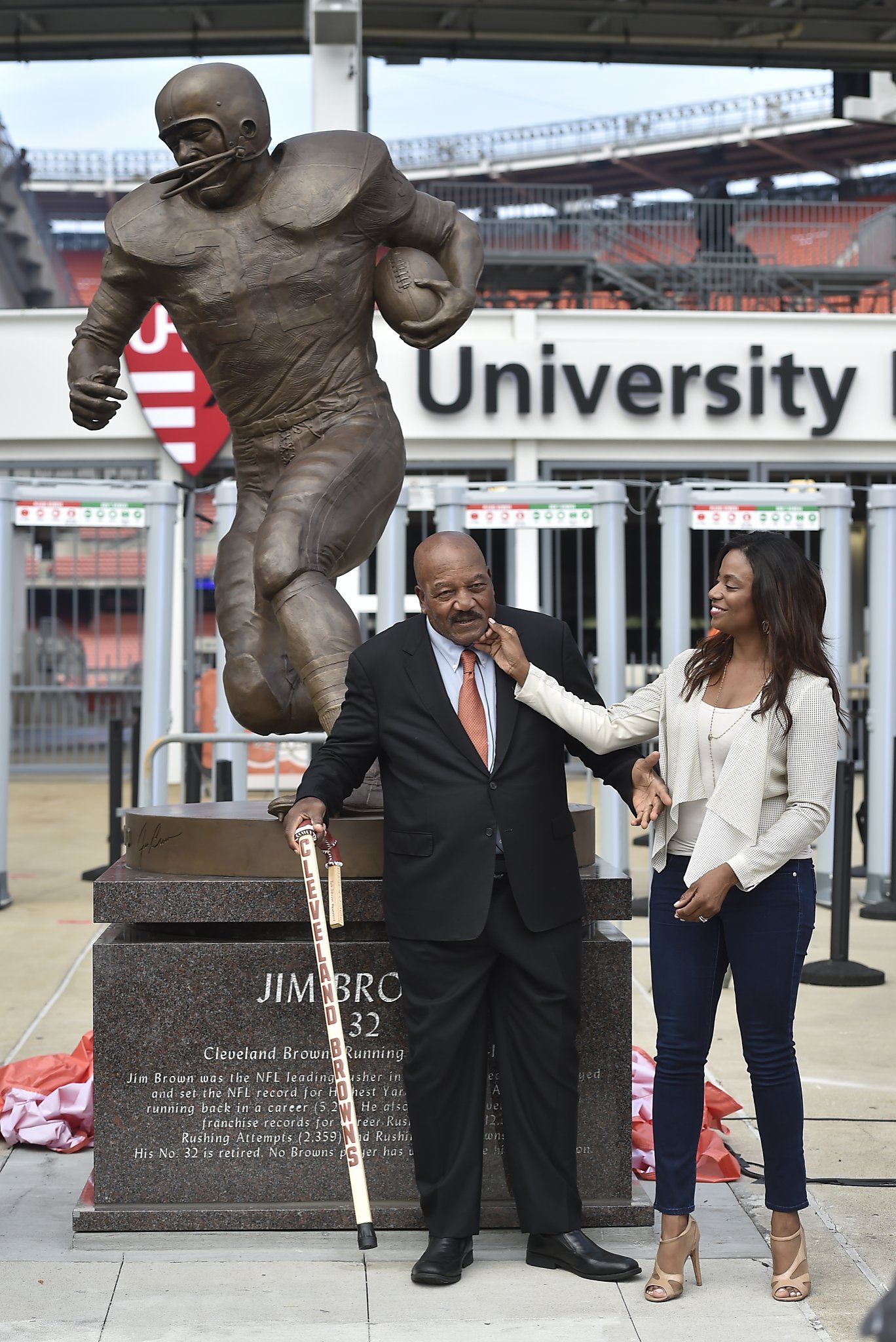 Jim Brown statue unveiled at FirstEnergy Stadium
