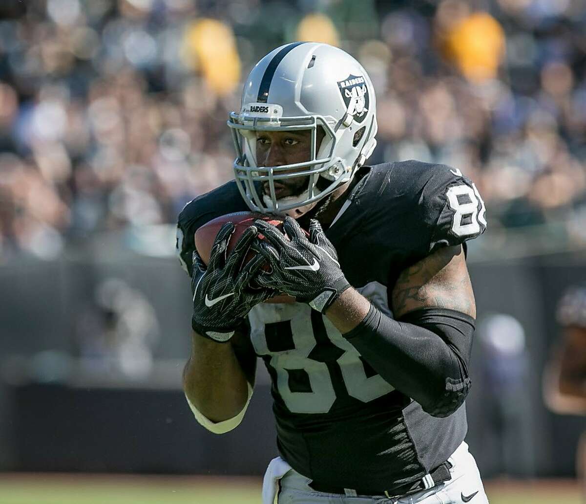 Report: Raiders release TE Clive Walford