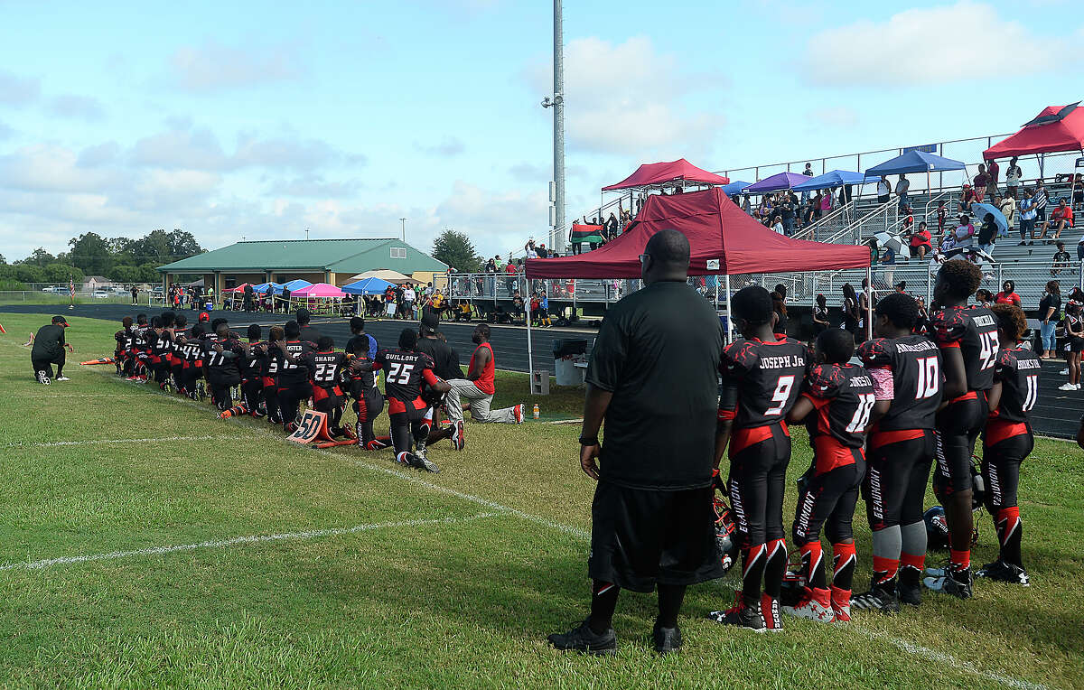 Beaumont Bulls youth football team continues national anthem protest