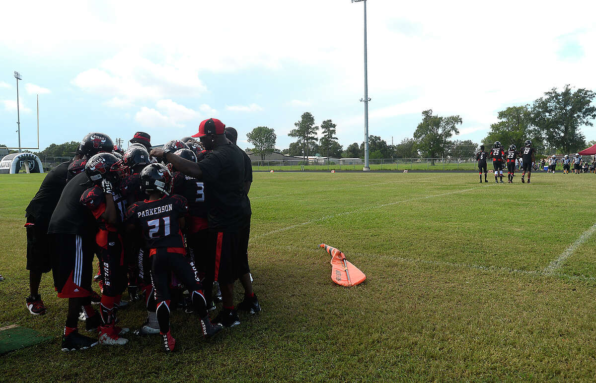 Beaumont Bulls youth football team continues national anthem protest