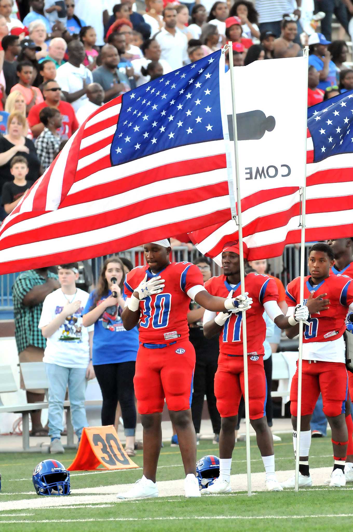 Beaumont Bulls youth football team continues national anthem protest