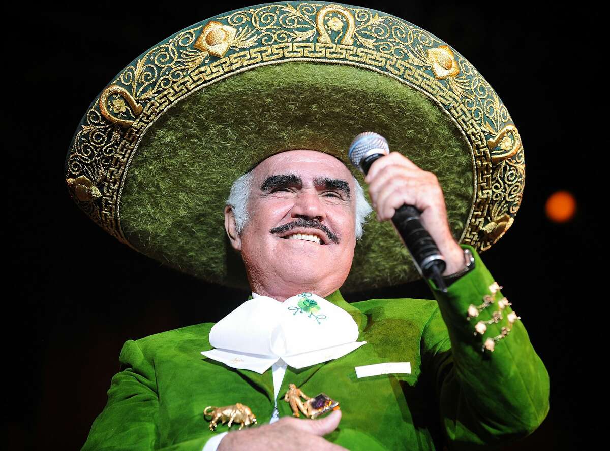 MIAMI - OCTOBER 10: Mexican singer Vicente Fernandez performs at AmericanAirlines Arena on October 10, 2010 in Miami, Florida. (Photo by Gustavo Caballero/Getty Images)