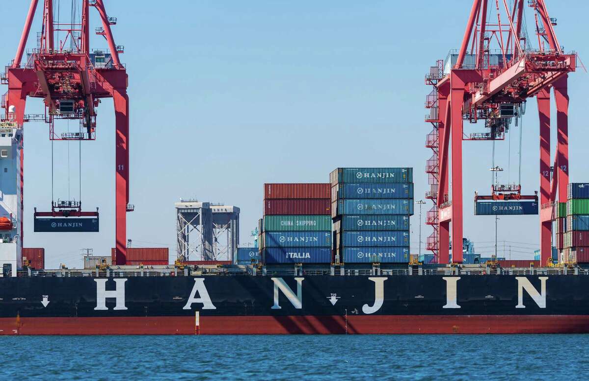 Containers are unloaded from the Hanjin Gdynia cargo ship berthed at the Port of Long Beach in Long Beach, California, earlier this month. Hanjin Shipping is to receive as much as $100 million in additional funds to resolve the cargo crisis caused by its slide toward bankruptcy.