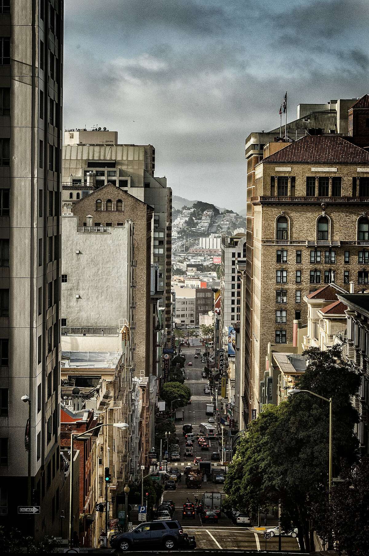 Mason Street drops from the ritzy heights of Nob Hill to the edge of the Tenderloin, just six steep blocks down.