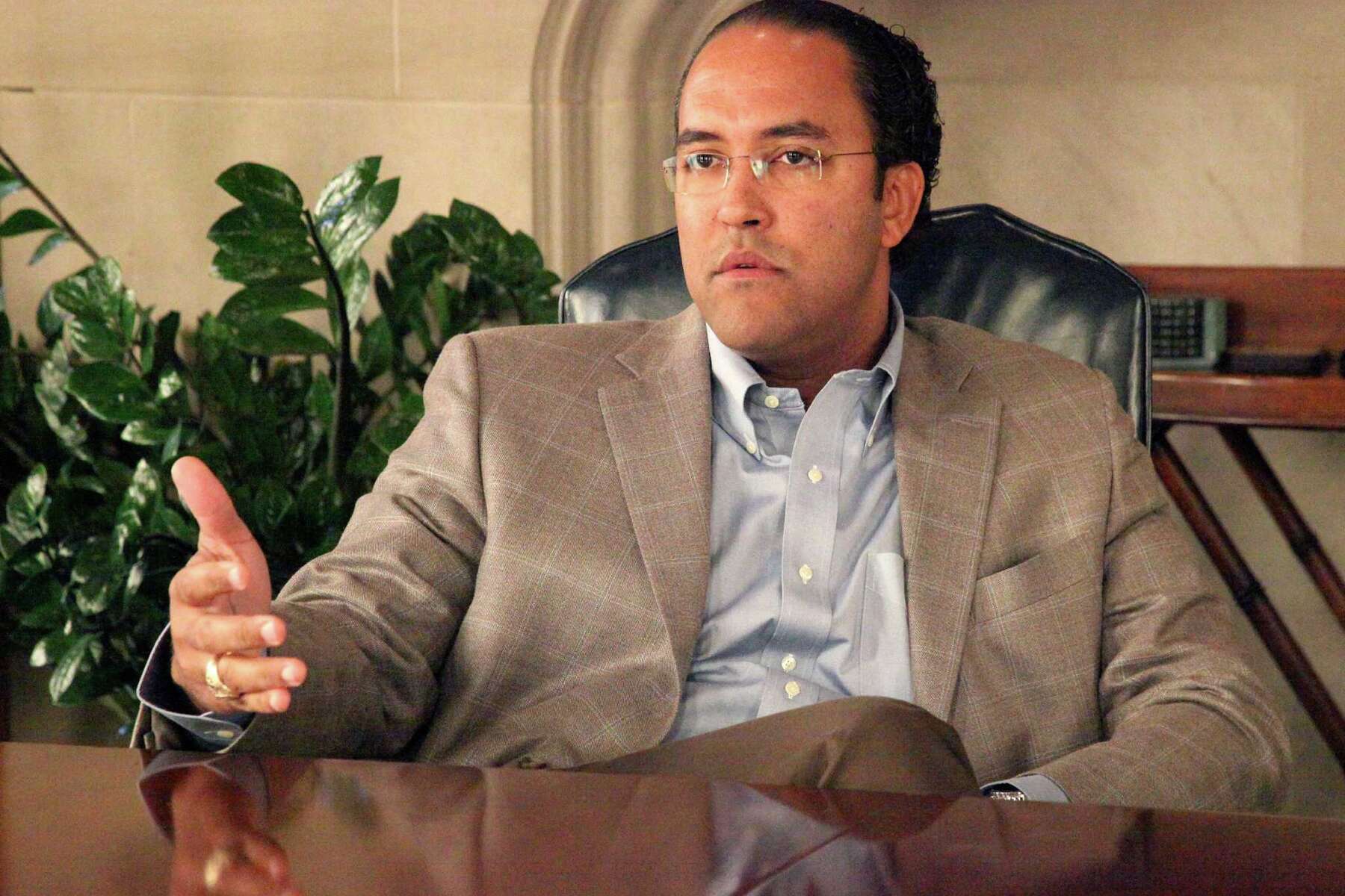 Hurd asked to edit pair out of ad