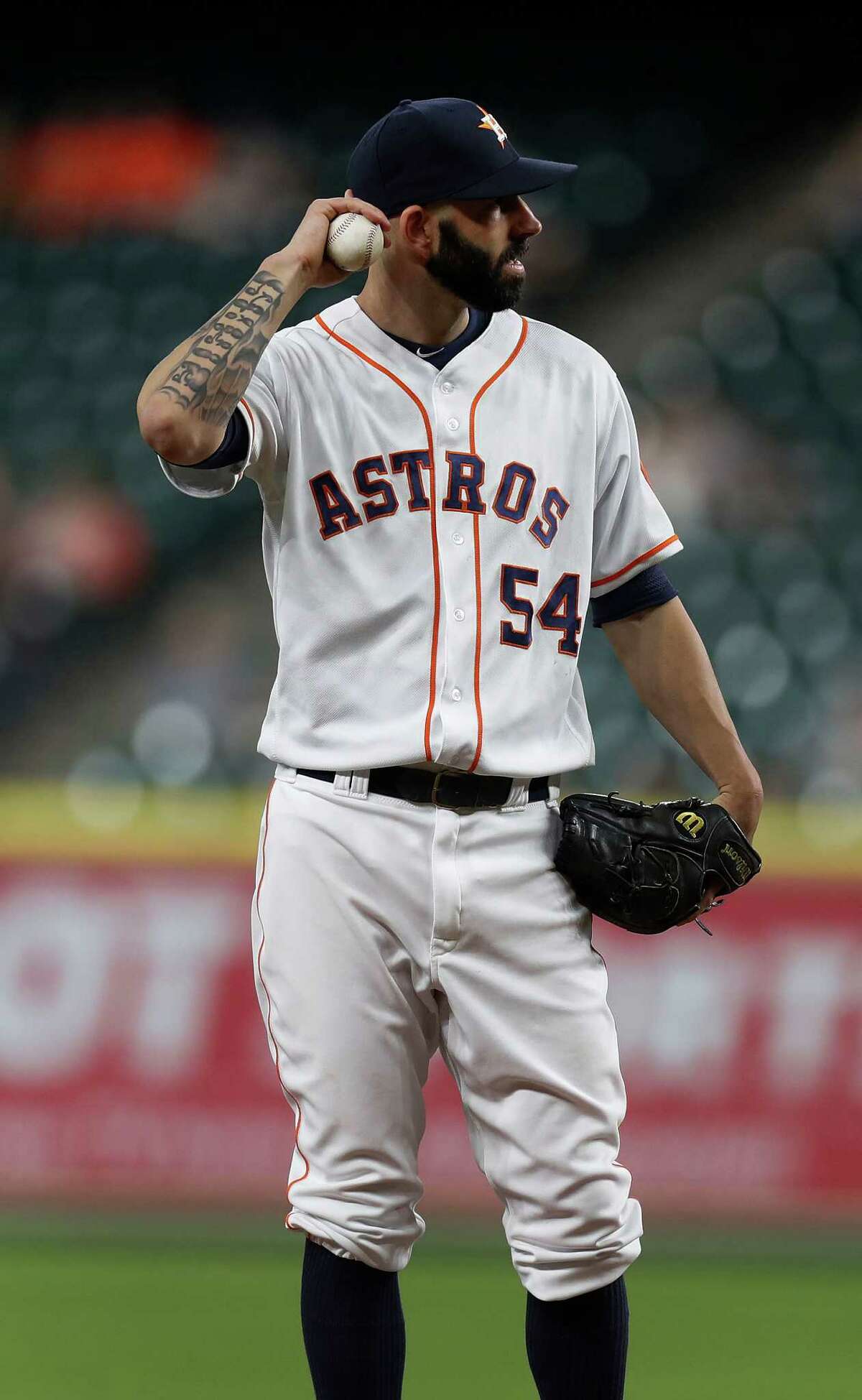 Astros avoid arbitration with starting pitcher Mike Fiers