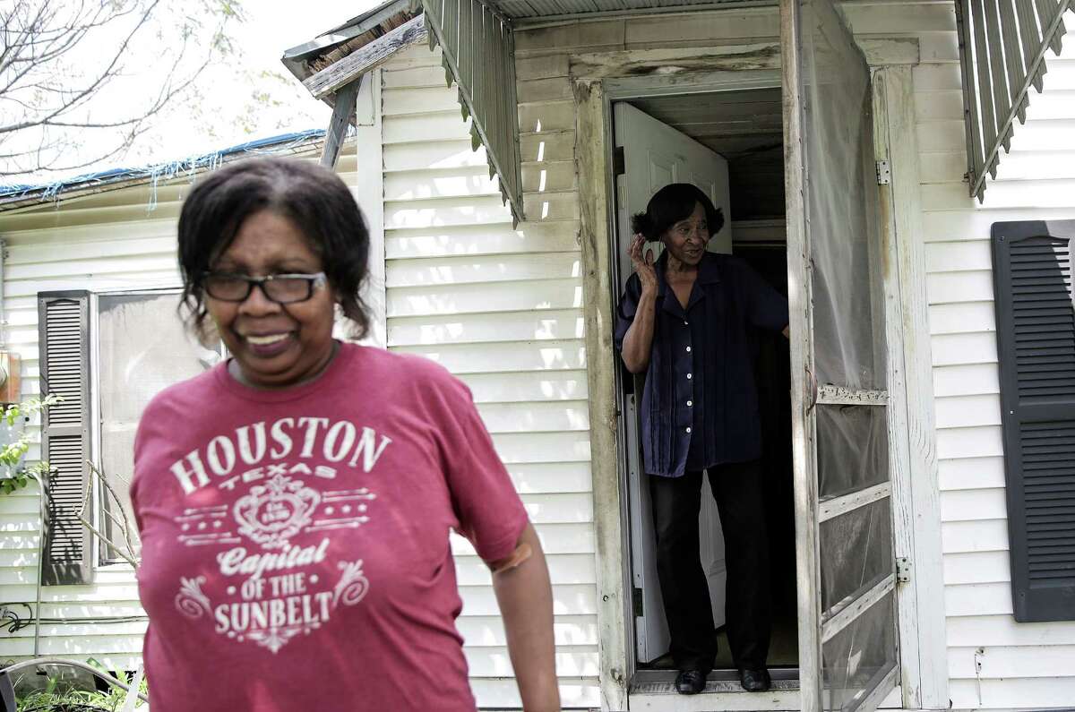 Sammy Wiley, in her Sunnyside neighborhood home with her neighbor Debra Walker, left, on Thursday, Sept. 1, 2016, in Houston. ( Elizabeth Conley / Houston Chronicle )
