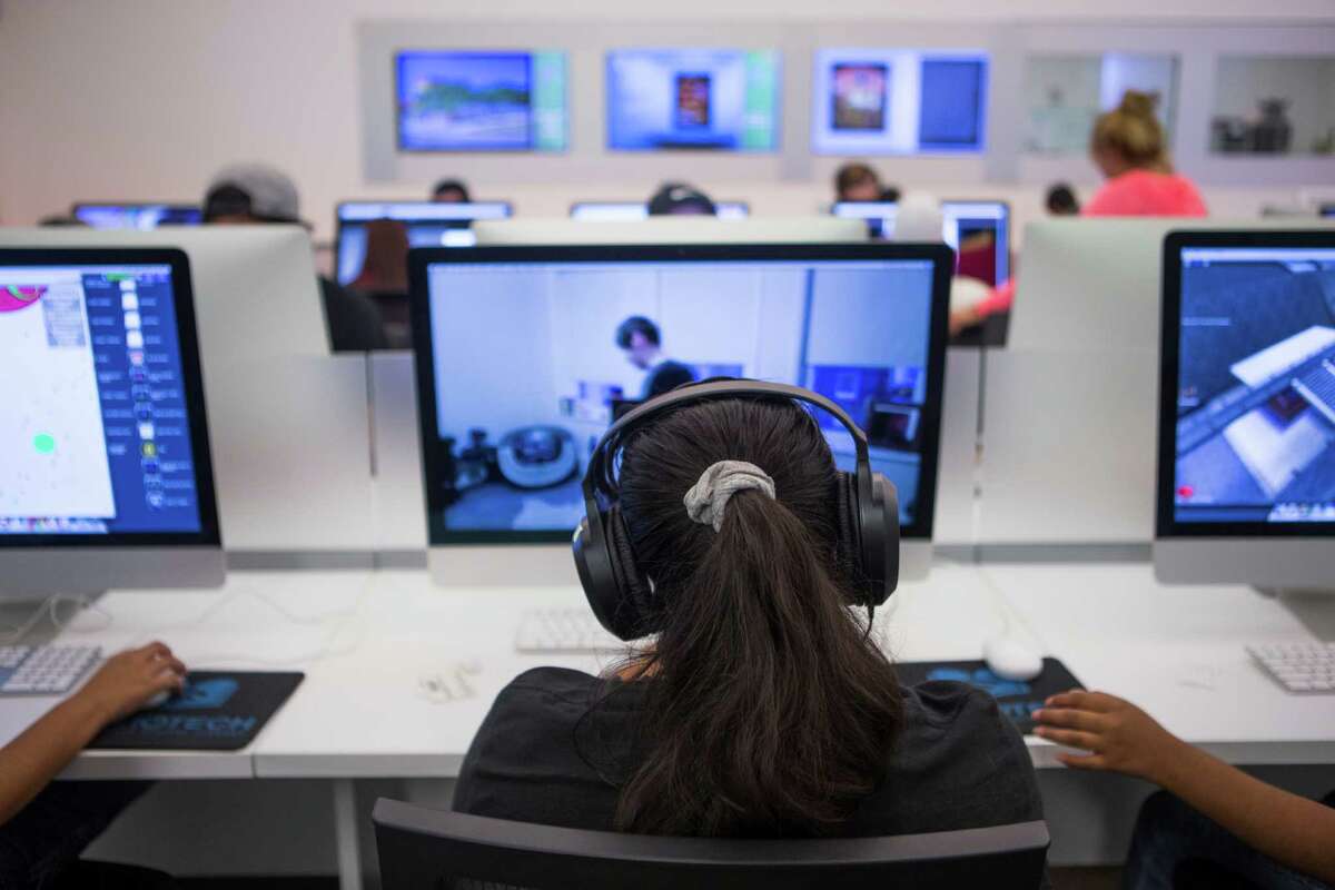 A student studies at the digital library in San Antonio. ( Marie D. De Jesus / Houston Chronicle )