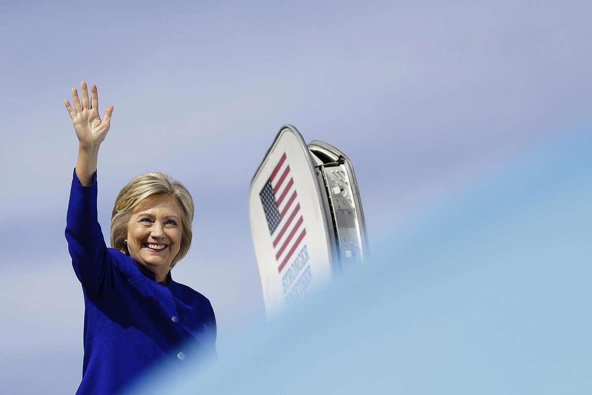 Democratic presidential candidate Hillary Clinton waves as she boards her campaign plane at Westchester County Airport, in White Plains, N.Y., Wednesday, Sept. 21, 2016. (AP Photo/Matt Rourke)