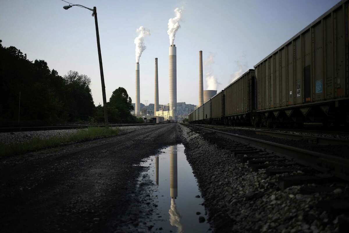 Emissions rise from the American Electric Power Co. Inc. coal-fired John E. Amos Power Plant in Winfield, West Virginia, on July 31, 2014. MUST CREDIT: Bloomberg photo by Luke Sharrett.