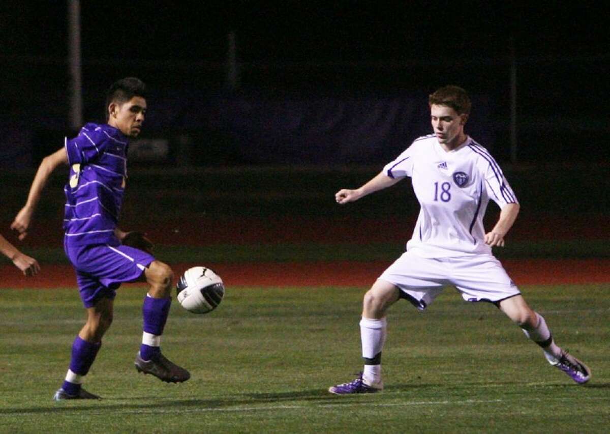 Montgomery’s Roger Ruiz dribbles downfield past Willis’ Thomas Malone during Friday night’s game in Willis.