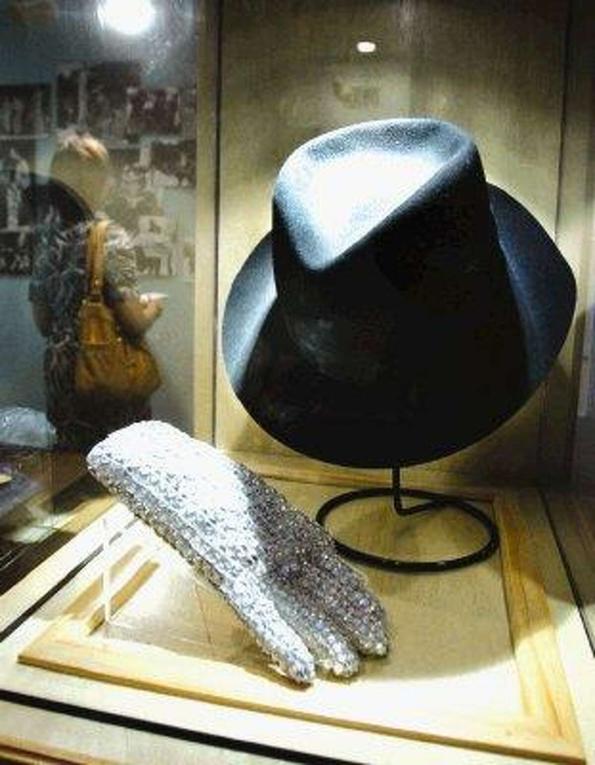 MICHAEL JACKSON GLOVE FROM THE 1984 VICTORY TOUR