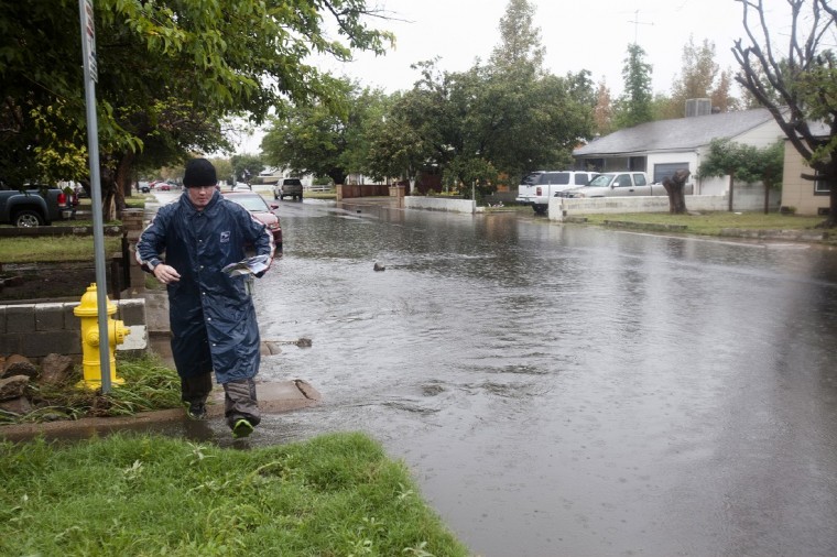 Rain prompts rescues, school closings in W. Texas